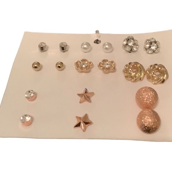 Earrings lot womans  NWOT - Picture 1 of 4